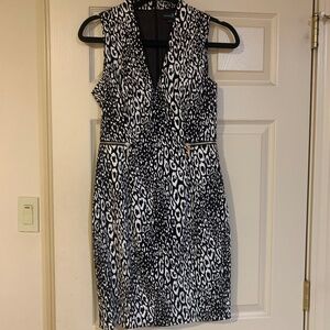 NWOT Guess by Marciano Black/White Print V-neck Fitted Sleeveless Dress sz 6